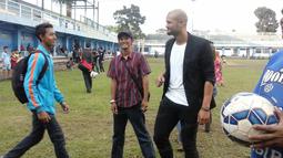 Sergio van Dijk (kanan) tengah berbincang dengan Bobotoh yang ingin berfoto bersamanya di Mess Persib Bandung, Bandung, Rabu (18/5/2016). (bola.com/Erwin Snaz)