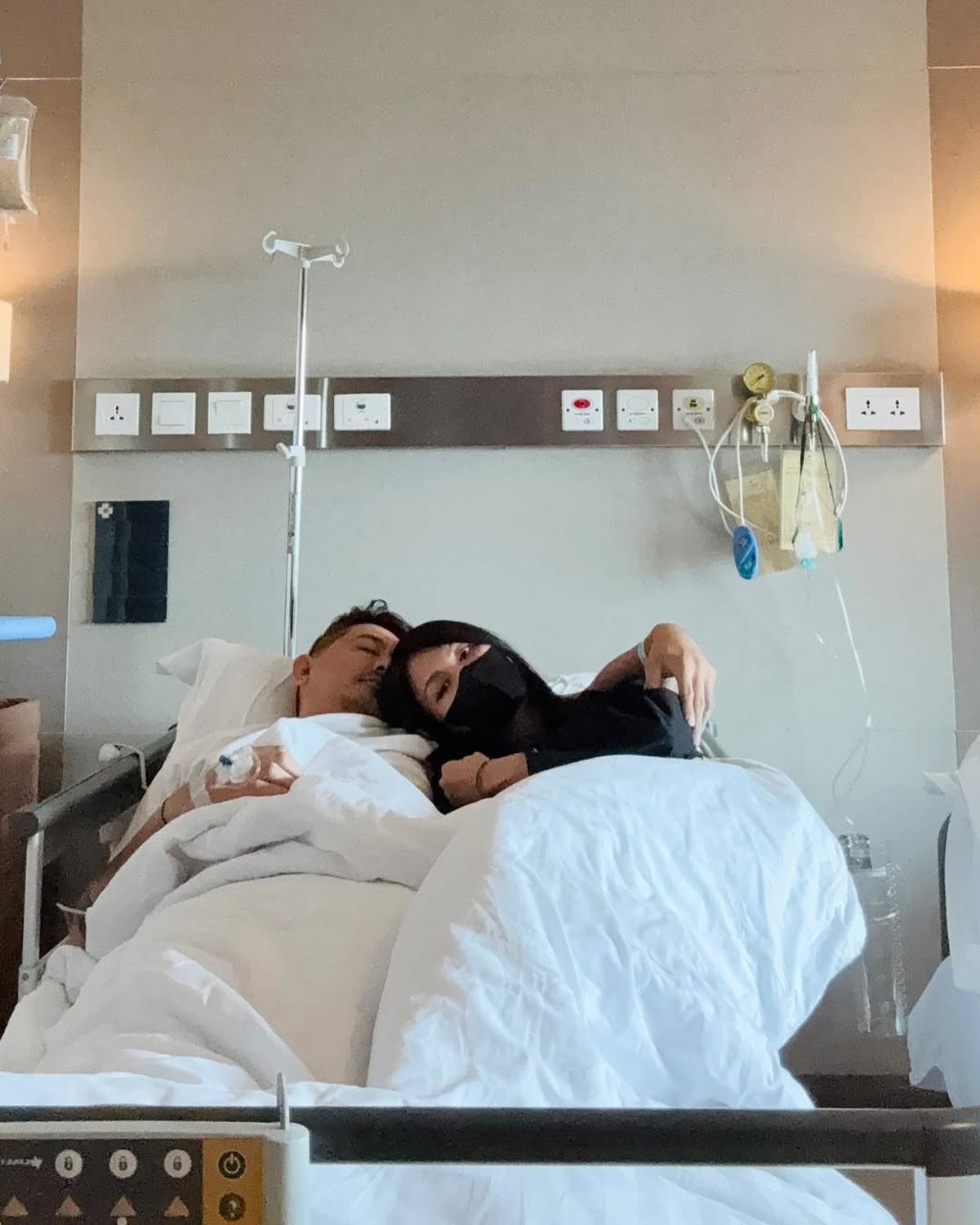 Potret Sharena Temani Ryan Delon yang Harus Dirawat di Rumah Sakit: Sakit Itu Engga Enak Ya Guys
