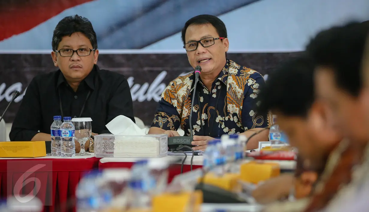 Wakil Sekjen PDIP Ahmad Basarah (kanan) saat diskusi menyambut Rakernas dan Harlah PDIP ke-43 di DPP PDIP, Jakarta, Senin (4/1/2016). PDIP akan menggelar rakornas pada 10-12 Januari 2016 di JI Expo, Kemayoran. (Liputan6.com/Faizal Fanani)