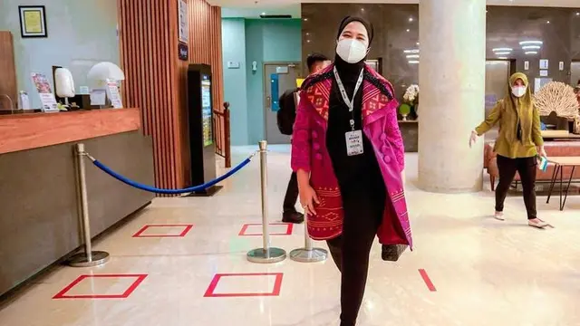 6 Potret Terbaru Kahiyang Ayu Menawan Berbalut Hijab, Banjir Pujian