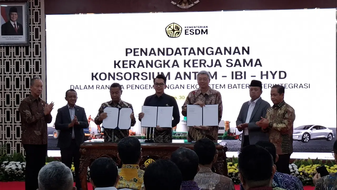 Penandatanganan Kerangka Kerja Sama antara PT Aneka Tambang Tbk (Antam), PT Industri Baterai Indonesia (IBI), dan konsorsium HYD, Jumat, (30/1/2926). (Foto: Liputan6.com/Arief RH)