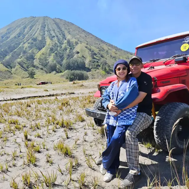 9 Potret Suami Mpok Alpa yang Selalu Setia Mendampingi