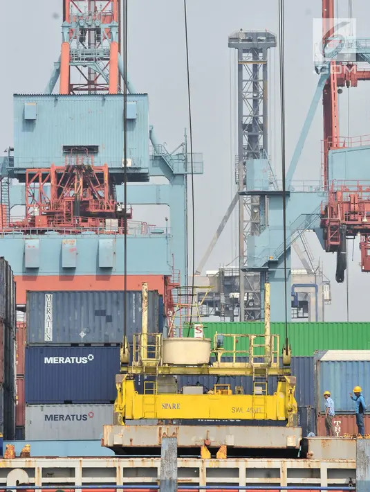 Aktivitas pekerja saat bongkar muat peti kemas di Jakarta International Container Terminal (JICT), Tanjung Priok, Jakarta, Selasa (6/11).  (Merdeka.com/ Iqbal S. Nugroho)