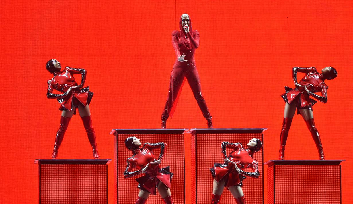 Aksi panggung Katy Perry saat tampil di Madison Square Garden dalam tur "Witness: The Tour" di New York (2/10). (Evan Agostini/Invision/AP)