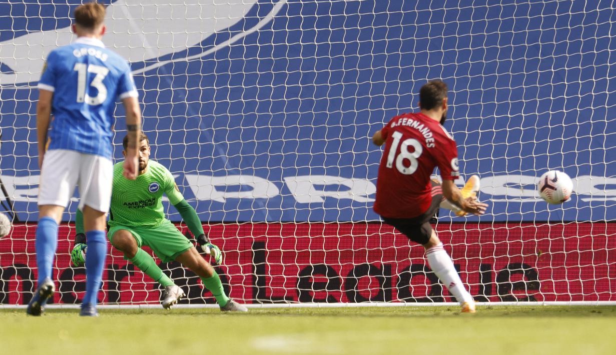 Bruno Fernandes. Gelandang milik Manchester United asal Portugal berusia 27 tahun ini ini mampu mencetak 8 gol dari eksekusi tendangan penalti di tahun 2020 saat musim pertamanya di Old Trafford. Gaya penalti sambil melompat menjadi ciri khasnya sejak di Sporting Lisbon. (AFP/Pool/John Sibley)