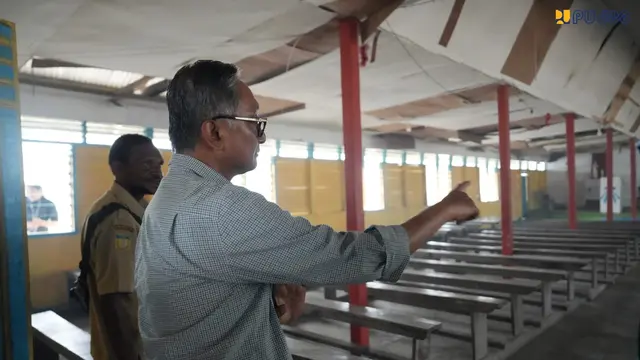 Menteri PU Dody Hanggodo meninjau lokasi Gereja Santa Theresia Ilwayab di Merauke, Papua Selatan pada Kamis (8/10/2026). (Dok KemenPU)