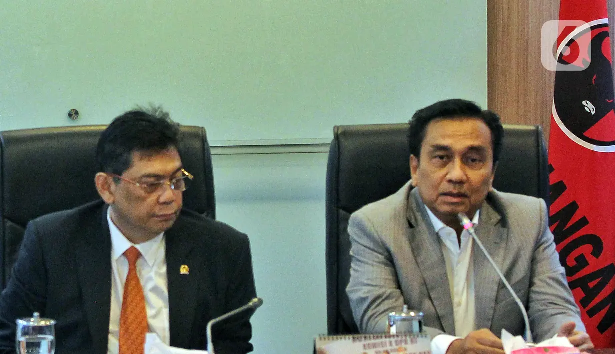 Anggota Komisi I DPR RI Effendi Simbolon (kanan) didampingi Ketua Fraksi PDI Perjuangan Utut Adianto (kiri) menyampaikan klarifikasi terkait pernyataannnya terhadap TNI AD di Gedung Parlemen, Jakarta, Rabu (14/9/2022). Effendi Simbolon menyatakan permintaan maaf atas pernyataannya yang sempat menyinggung perihal hubungan Panglima TNI Jenderal Andika Perkasa dengan KSAD Jenderal Dudung Abdurachman. (Liputan6.com/Angga Yuniar)