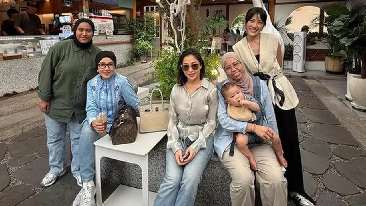 Tampil Cantik dan Modis, Nikita Willy Liburan Seru Bareng Keluarga di Korea Selatan