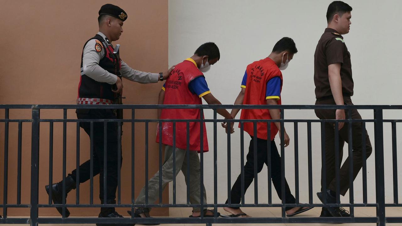 FOTO: Terbukti Lakukan Hubungan Sesama Jenis, Dua Pria di Banda Aceh Divonis 80 Kali Cambuk