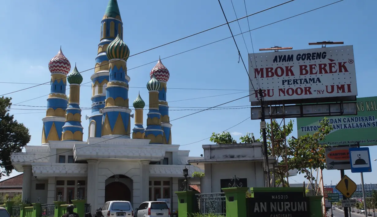 Masjid Permen atau Masjid An Nurumi  berada di tepi Jalan Solo Km 15. Warnanya yang cerah dan ceria, membuat kubah masjid ini mirip seperti permen lolipop. Kubah masjid permen ini mirip seperti atap Katedral Santo Peter di Moskow, Rusia. (Istimewa)