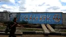 Seorang laki-laki melintas di depan mural di sisi Jalan Juanda, Depok, Jawa Barat. Foto diambil pada Senin (2/3/2015). (Liputan6.com/Helmi Fithriansyah)