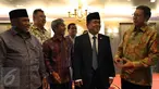 Ketua DPR Ade Komarudin (kedua kanan) bersama Menag Lukman Hakim Syaifuddin sebelum melakukan Rapat Konsultasi di Gedung Nusantara  III, Kompleks Parlemen, Senayan, Jakarta, Senin (26/9). Rapat membahas permasalahan kuota haji. (Liputan6.com/Johan Tallo)