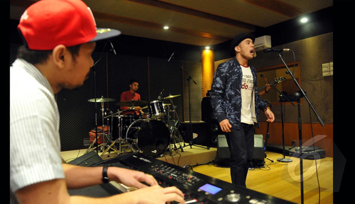 Eros Tjokro mengaku belajar menyanyi secara otodidak, Studio AB, Jakarta. Foto diambil pada Selasa (27/1/2015). (Liputan6.com/Faisal R Syam)