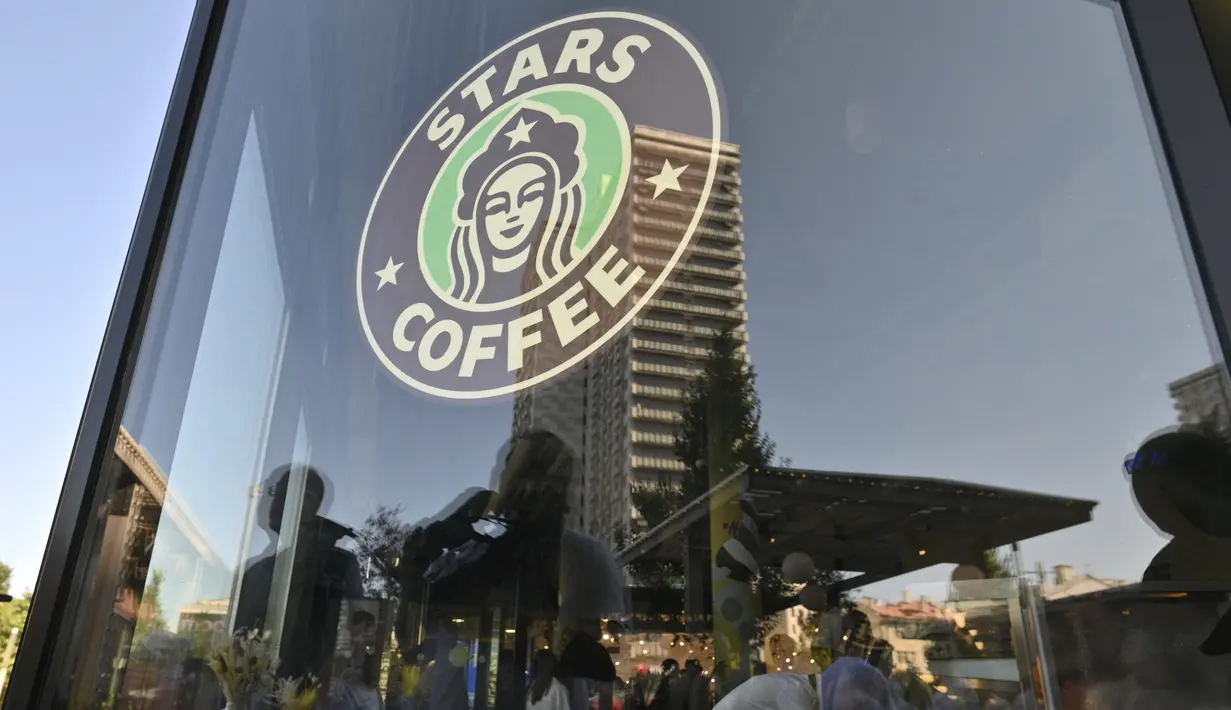 Logo kedai kopi Stars Coffee yang baru dibuka di bekas lokasi gerai kopi Starbucks di Moskow, Rusia, Kamis (18/8/2022). Jaringan kedai kopi baru dibuka pada Kamis di Moskow, setelah penyanyi dan pengusaha Rusia Timur Yunusov, lebih dikenal sebagai Timati, bersama dengan pemilik restoran Rusia Anton Pinskiy membeli toko Starbucks setelah hengkangnya perusahaan asing dari negara itu. (AP Photo/Dmitry Serebryakov)