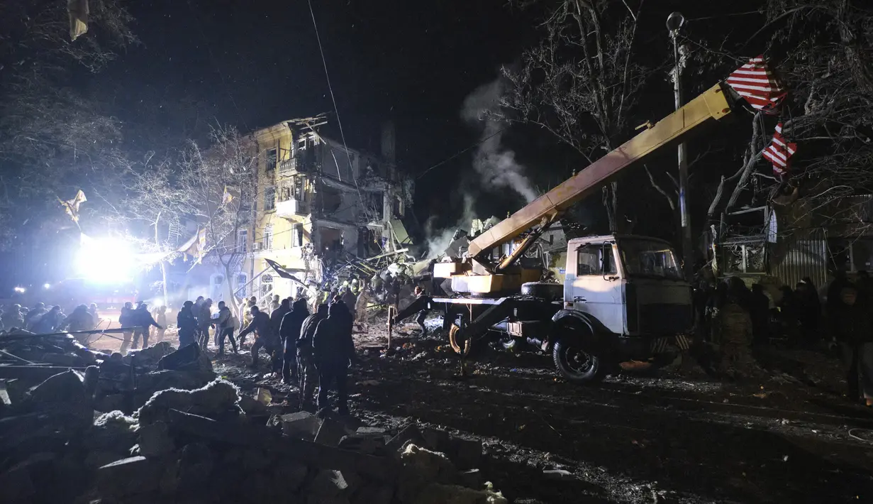 Petugas darurat membersihkan puing-puing setelah roket Rusia menghantam sebuah gedung apartemen di Kramatorsk, Ukraina, pada Kamis, 2 Februari 2023. Sedikitnya 3 orang tewas dan 21 luka-luka dalam serangan itu. (AP Photo/Yevgen Honcharenko)