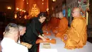 Suasana upacara penghormatan terakhir dari Putra dan Putri Raja Rhailand, Raja Bhumibol Adulyadej di Grand Palace di Bangkok, Thailand, Sabtu (15/10). Upacara ini digelar sebelum upacara kremasi jenazah. (REUTERS)