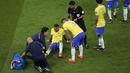 Penyerang Brasil, Neymar berbaring di lapangan menerima pertolongan pertama setelah cedera saat melawan Serbia pada  matchday 1 Grup G Piala Dunia 2022 di Stadion Lusail Iconic, Jumat (25/11/2022) dini hari WIB. Cedera ini seperti sudah dikhawatirkan Brasil melihat riwayat yang dialami Neymar sebelum tampil di Qatar.  (AP Photo/Darko Vojinovic)