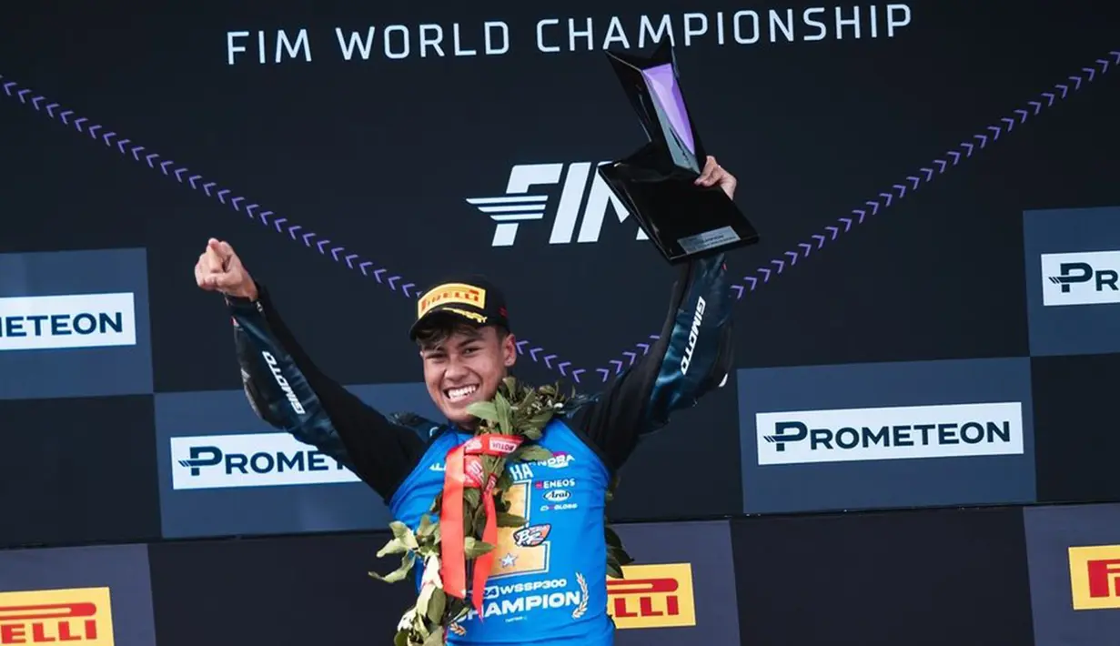 Aldi Satya Mahendra merayakan keberhasilannya merebut gelar juara dunia WorldSSP300 2024 di podium Sirkuit Jerez, Minggu (20/10/2024) sore WIB. (Instagram Aldi Satya Mahendra)