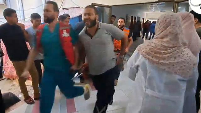 Viral Momen Pilu Tenaga Kesehatan RS Indonesia di Gaza Lihat Putrinya Jadi Korban Serangan Israel. Foto: Twitter @OsaidesserMD.