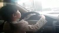 Video menunjukkan orang tua membiarkan anak mereka yang masih kecil kemudikan mobil di jalan raya