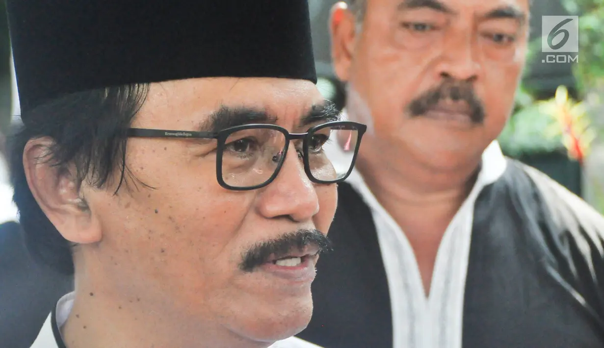 Mantan Menteri Pemuda dan Olaharga Adhyaksa Dault menghadiri persemayaman Ani Yudhoyono di Puri Cikeas, Bogor, Jawa Barat, Minggu (2/6/2019). Sejumlah tokoh terus berdatangan jelang pemakaman istri presiden ke-6 RI Susilo Bambang Yudhoyono (SBY) tersebut. (Liputan6.com/Immanuel Antonius)