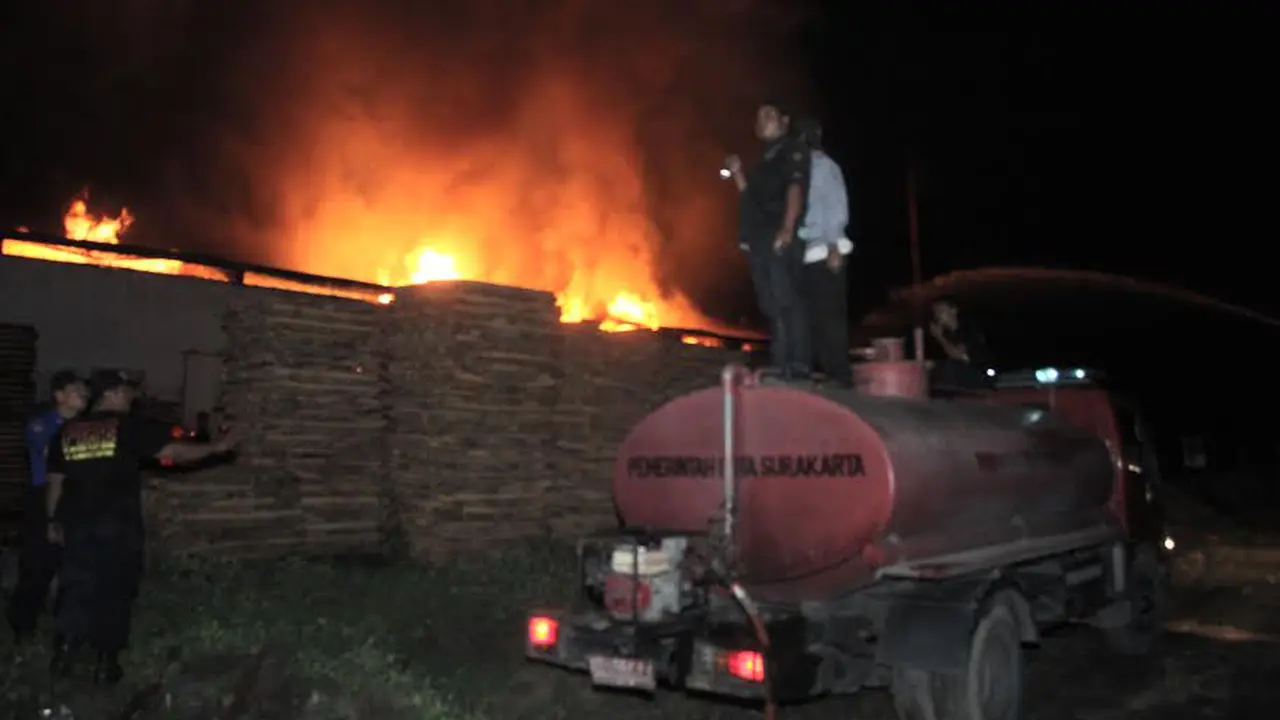 20160419-Pabrik-Mebel-Presiden-Jokowi-Terbakar-Sragen