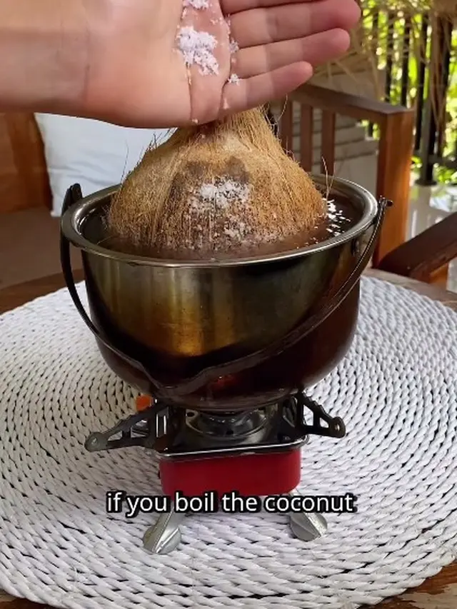 Hanya dengan 1 Bahan Dapur, Begini Cara Lepaskan Daging Kelapa Tanpa Usaha Ekstra