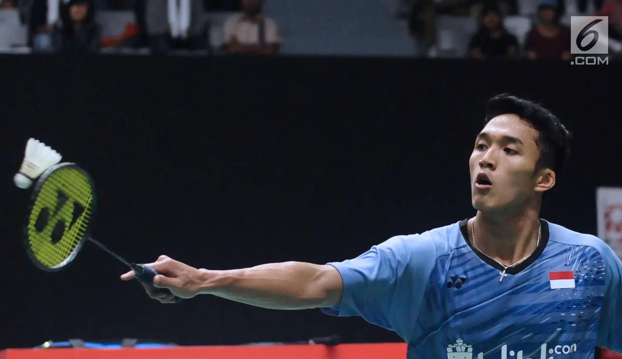 Tunggal putera Indonesia, Jonatan Christie mengembalikan kok saat melawan Son Wan Ho (Korea) pada babak pertama turnamen Indonesia Masters 2018 di Istora Senayan, Jakarta, Rabu (24/1). Jonatan kalah 15-21, 10-21. (Liputan6.com/Helmi Fithriansyah)