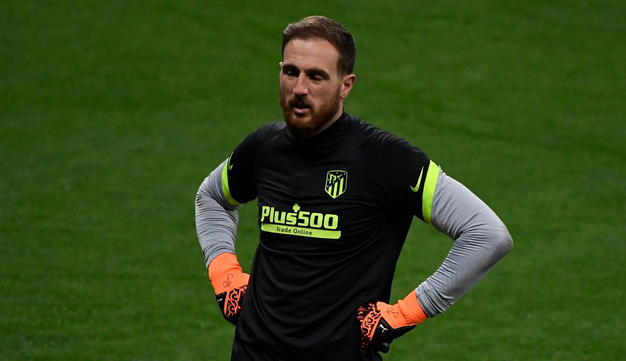 Kiper Atletico Madrid, Jan Oblak, saat mengikuti sesi latihan jelang laga Liga Champions di Stadion Wanda Metropolitano, Selasa (1/12/2020) wib. Atletico Madrid akan menghadapi Bayern Munchen. (AFP/Pierre-Philippe Marcou)