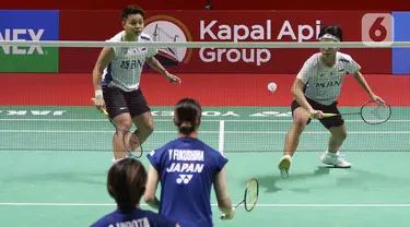 Pebulutangkis ganda putri Indonesia, Apriyani Rahayu/Siti Fadia Silva Ramadhanti saat melawan Yuki Fukushima/Sayaka Hirota dari Jepang dalam babak perempatfinal Indonesia Open 2023 di Istora Senayan, Jakarta, Jumat (16/6/2023). (Liputan6.com/Herman Zakharia)