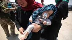 Warga sipil Irak menggendong anaknya saat mengungsi dari Kota Tua di Mosul, 1 Juli 2017. Dana Anak PBB (UNICEF) pada 29 Juni 2017, mengatakan ribuan anak telah terjebak di daerah yang masih dikuasai ISIS di pusat kota tua itu. (AHMAD AL-RUBAYE/AFP)