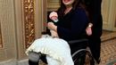 Senator Illinois, Tammy Duckworth membawa bayinya meninggalkan ruang kongres Gedung Capitol Hill, Washington DC, Kamis (19/4). Pekan lalu, Duckworth menjadi senator AS pertama yang melahirkan, saat masih aktif bekerja di Kongres. (AP/Manuel Balce Ceneta)
