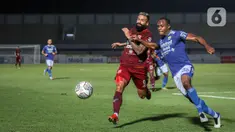 Penyerang Borneo FC Fransisco Torres (kiri) berebut bola dengan bek Persib Bandung Victor Igbonefo saat laga pekan keempat BRI Liga 1 2021/2022 di Stadion Indomilk Arena, Tangerang, Kamis (23/9/2021). Laga berakhir dengan skor 0-0. (Bola.com/Bagaskara Lazuardi)