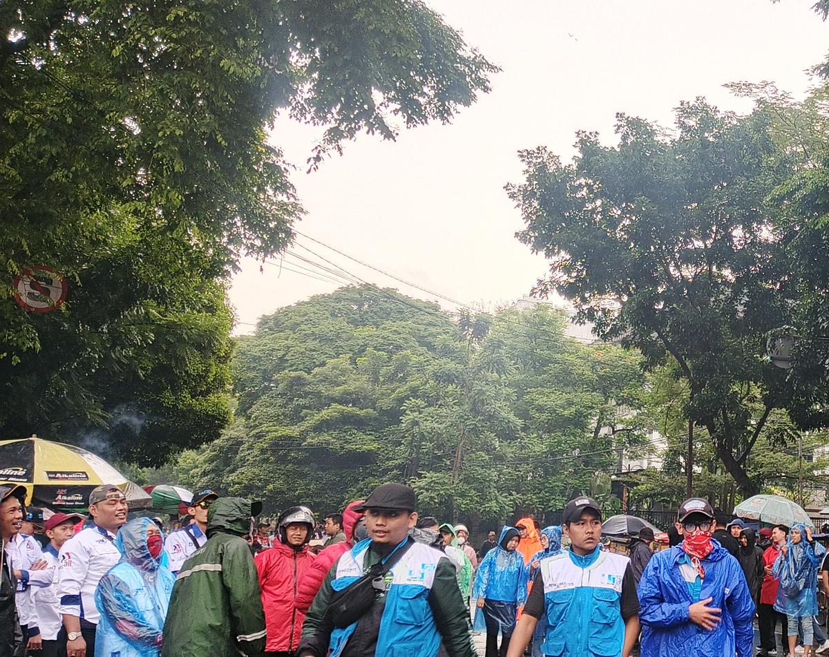 Buruh Jabar Demo di Gedung Sate, Desak Kenaikan Upah Minimum dan Hapus Outsourcing