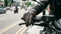 Jangan Biasakan Jari di Tuas Rem Motor, Ini Risiko yang Perlu Diwaspadai