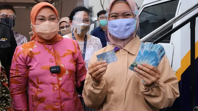 Menteri Ketenagakerjaan Ida Fauziyah meninjau aktivasi rekening penerima subsidi gajidi Dayeuhkolot, Bandung, Jawa Barat, Jumat (10/9/2021). (Dok Kemnaker)
