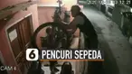 Para pelaku nampak santai bekerja sama mengambil dua sepeda yang terparkir di depan rumah.
