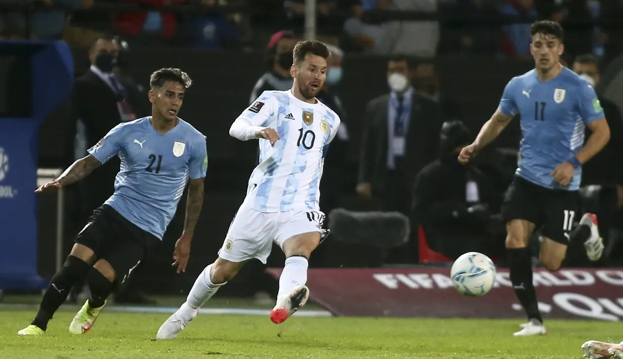 Penyerang Argentina, Lionel Messi berusaha mengumpan bola saat bertanding melawan Uruguay pada pertandingan penyisihan Piala Dunia di Estadio Campeon del Siglo, Montevideo, Uruguay, Sabtu (13/11/2021). Hasil ini mendekatkan Argentina untuk lolos ke Piala Dunia 2022. (Ernesto Ryan/Pool Via AP)