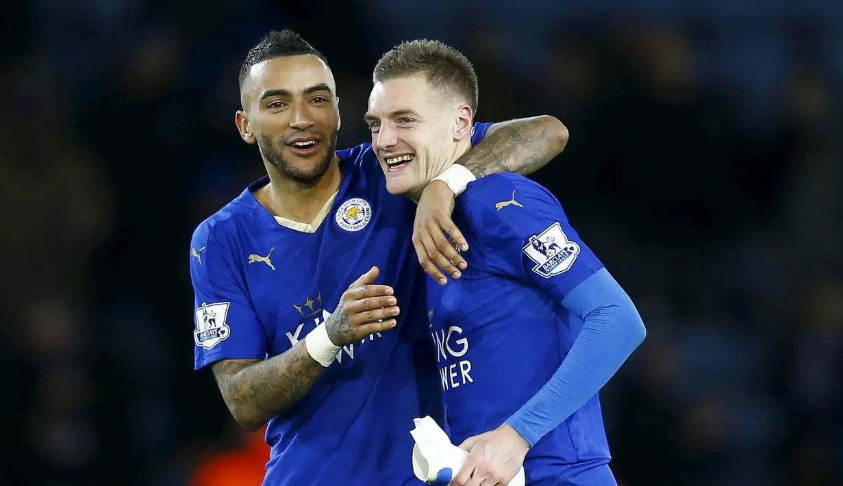 Pemain Leicester City, Jamie Vardy (kanan) dan Danny Simpson merayakan kemenangan atas Liverpool 2-0 pada lanjutan Liga Inggris di Stadion King Power, Leicester, Rabu (3/2/2016) dini hari WIB. (Reuters/Darren Staples)