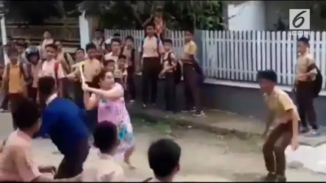 Sebuah video menjadi viral karena berisi aksi emak-emak yang membubarkan tawuran menggunakan sapu.