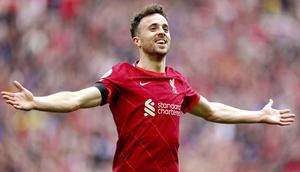 The Reds tampil menekan dari awal babak pertama dimulainya pertandingan. Hasilnya, Diego Jota berhasil menjadi keran gol Liverpool pada menit ke-18. Dirinya sukses menanduk bola dari umpan silang yang diberikan Tsimikas. (Foto: AFP/Lindsey Parnaby)