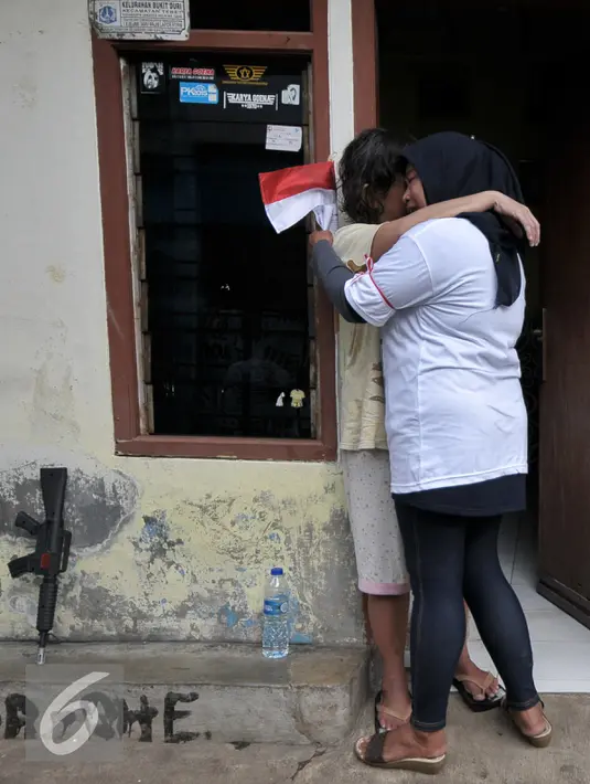 Dua warga berpelukan saat Sanggar Saung Merdeka Ciliwung Bukit Duri digusur petugas, Jakarta, Rabu (28/9). Padahal saat kampanye, Jokowi-Ahok berjanji tidak akan menggusur melainkan akan membangun kampung deret di Ciliwung. (Liputan6.com/Yoppy Renato)