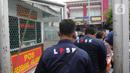 Petugas LPSK masuk ke dalam Lembaga Pemasyarakatan (Lapas) Kelas II A Salemba jelang pemindahan terpidana kasus pembunuhan berencana terhadap Nofriyansyah Yosua Hutabarat, Bharada Richard Eliezer Pudihang Lumiu, Jakarta, Senin (27/2/2023). (Liputan6.com/Herman Zakharia)