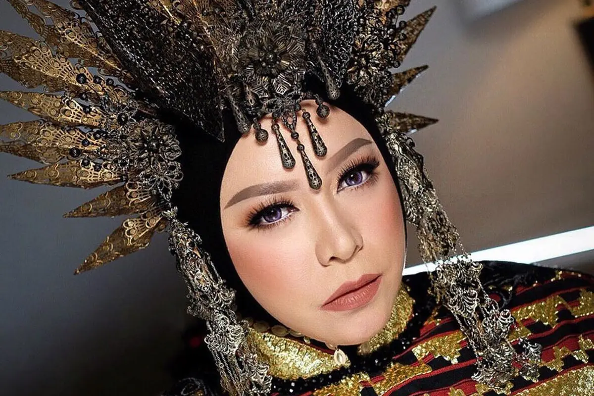 6 Gaya Melly Goeslaw dengan Aksesoris Kepala yang Nyentrik