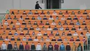 Deretan wajah suporter yang terbuat dari banner menghiasi tribun penonton di Munhak Baseball Stadium, Incheon, Kamis (5/5/2020). Korea Selatan kembali gelar kompetisi baseball KBO League 2020 dengan sistem pertandingan tanpa penonton di tengah pandemi COVID-19. (AFP/Jung Yeon-je)
