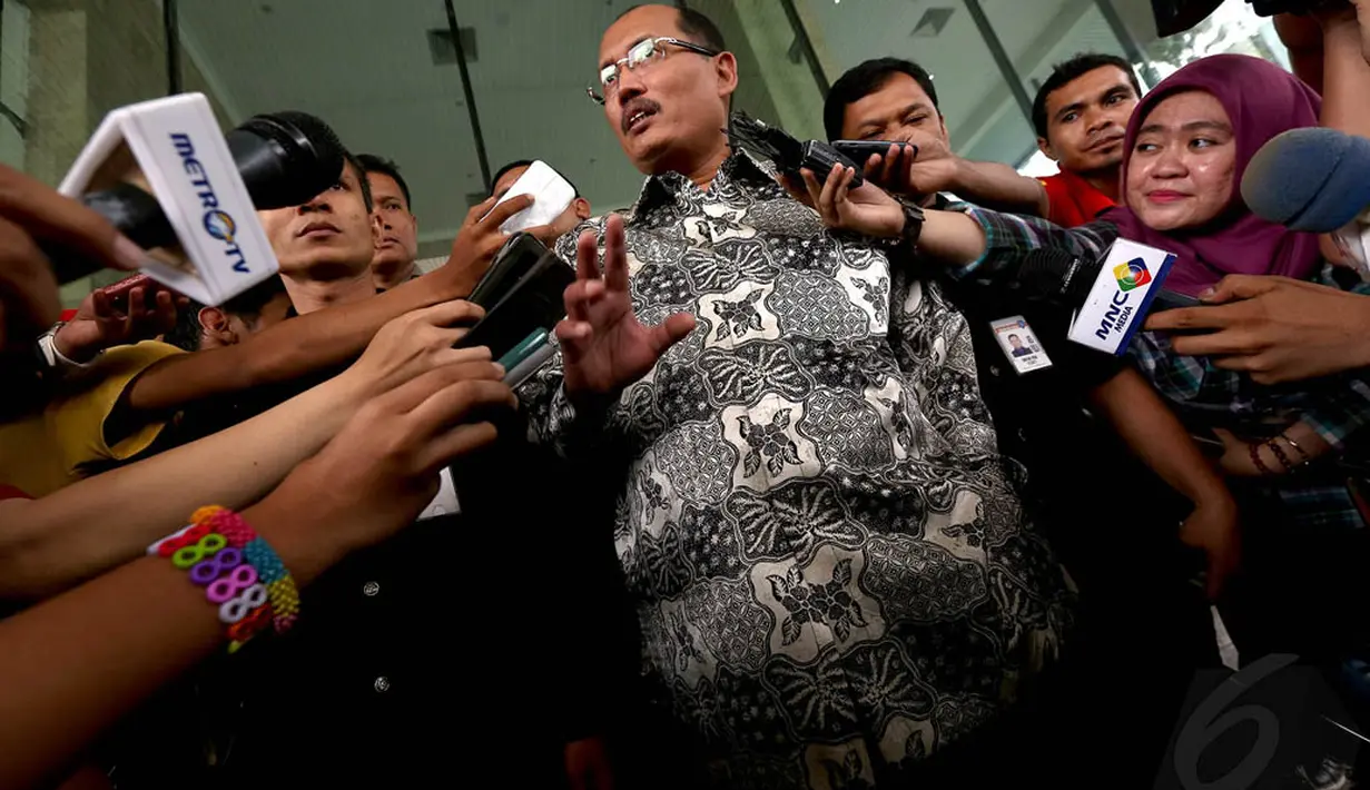Janedjri Mahili Gaffar yang mengenakan kemeja batik itu mengaku diperiksa selama kurang lebih tiga jam oleh penyidik KPK, Jakarta, (22/10/14). (Liputan6.com/Miftahul Hayat)