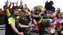 Pebalap Tim Mooney VR46, Marco Bezzecchi (kanan) merayakan kemenangan dengan timnya saat MotoGP Argentina 2023 di Autódromo Termas de Río Hondo, Argentina, Senin (03/04/2023) dini hari WIB. (AP Photo/Natacha Pisarenko)