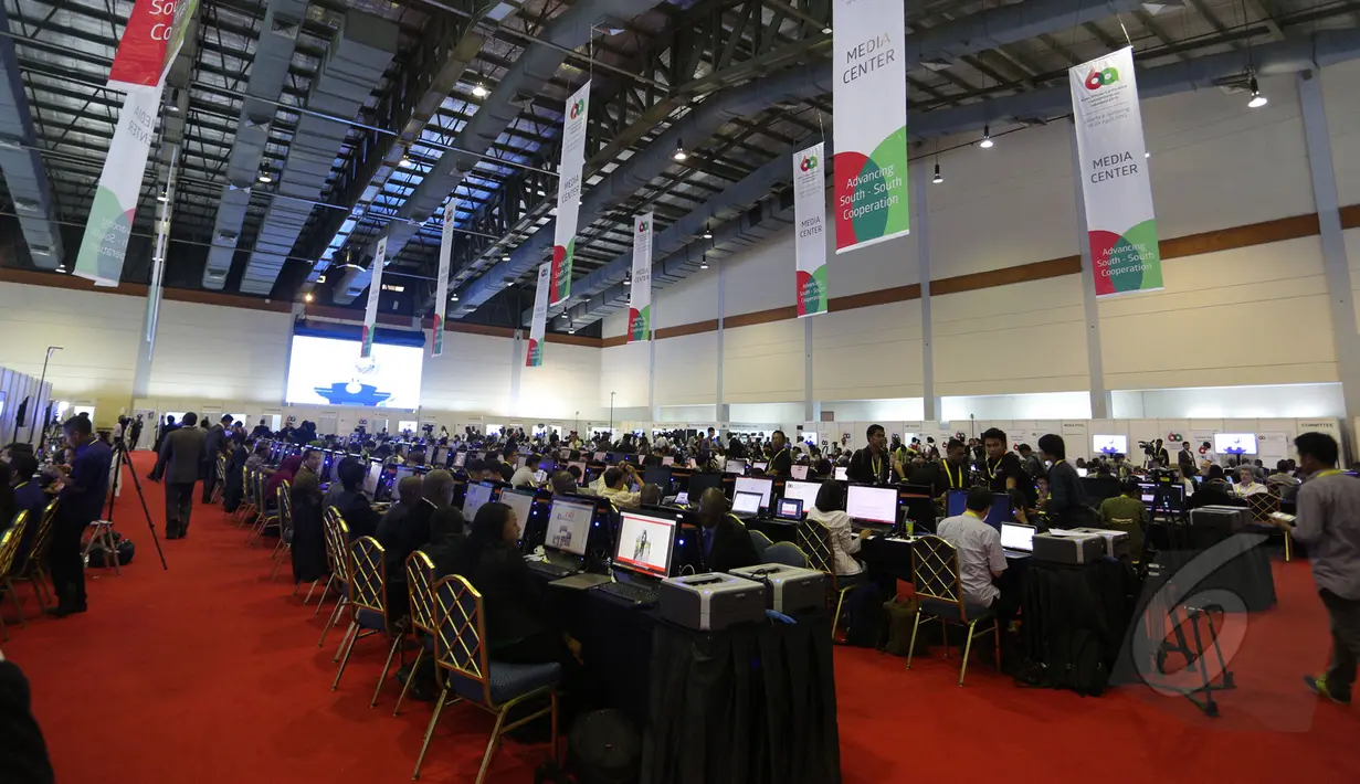 Suasana peliputan pembukaan Konferensi Asia Afrika 2015 dari area Media Center, JCC Jakarta, Rabu (22/4/2015). (Liputan6.com/Herman Zakharia)