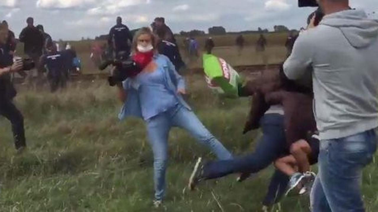 Juru kamera Hungaria tendang pengungsi klaim membela diri