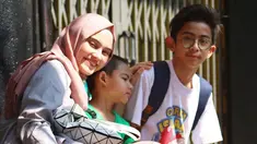 Menjadi orang tua bukan lah hal mudah untuk mengajak buah hatinya berpuasa. Termasuk Zee Zee Shahab yang berusaha untuk mengajak buah hatinya yang pertama bersama Prabu Revolusi, Fauzi Khaleev Putra Revolusi untuk berpuasa. (Instagram/zeezeeshahab)